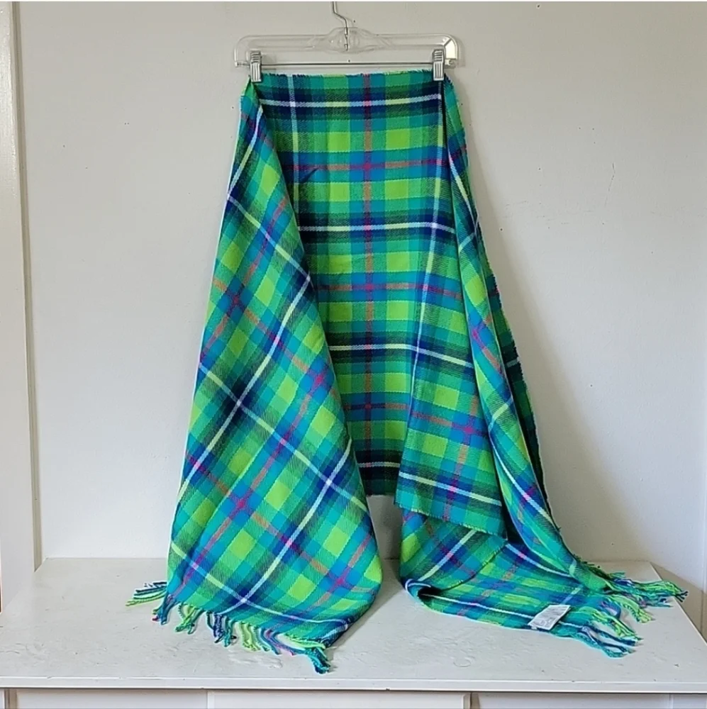 hollister california green, blue, pink & white tartan plaid knit fringe Scarf
